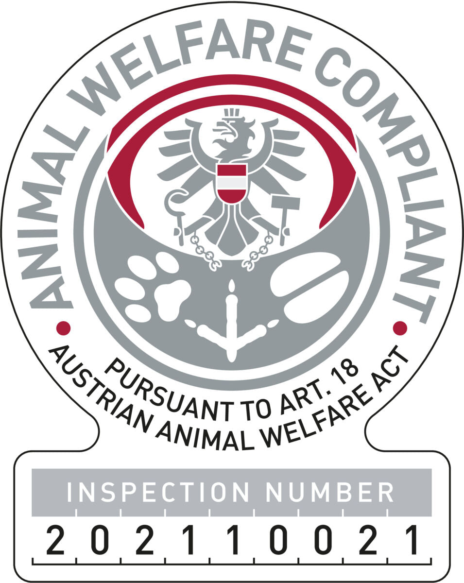 Rundes Siegel mit Adler und Schriftzug "Animal Welfare Compliant Pursuant To Art. 18 Austrian Animal Welfare Act".