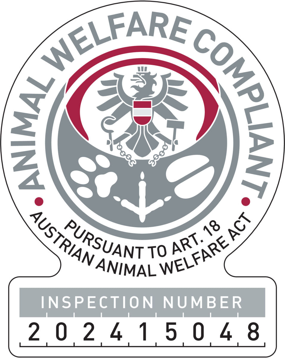 Tierwohl-konformes Siegel mit Adler und Tatzen, Text: "Pursuant to Art. 18 Austrian Animal Welfare Act", Inspektionsnummer 202415048.