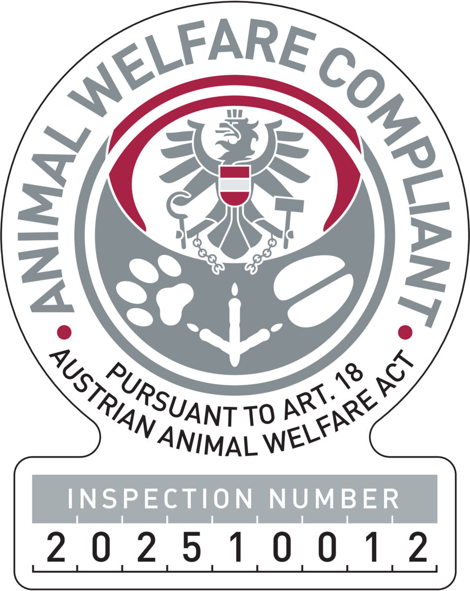 Rundes Logo mit Adler und Tierpfoten, Text: ANIMAL WELFARE COMPLIANT, AUSTRIAN ANIMAL WELFARE ACT, Inspektionsnummer 202510012.