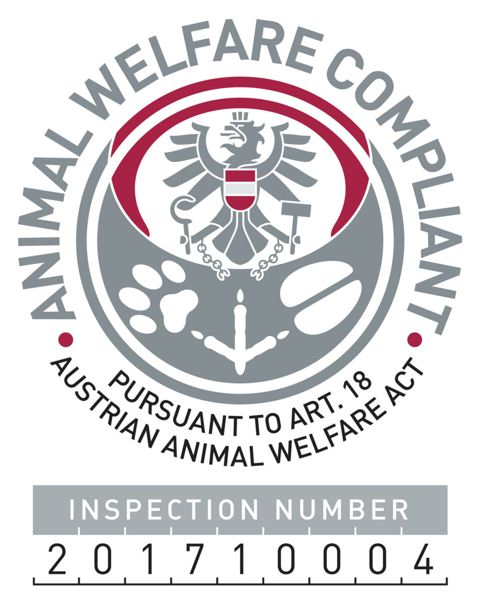 Siegel mit Adler und Tatzenabdrücken, Text: "Animal Welfare Compliant", "Austrian Animal Welfare Act", Nummer: 201710004.