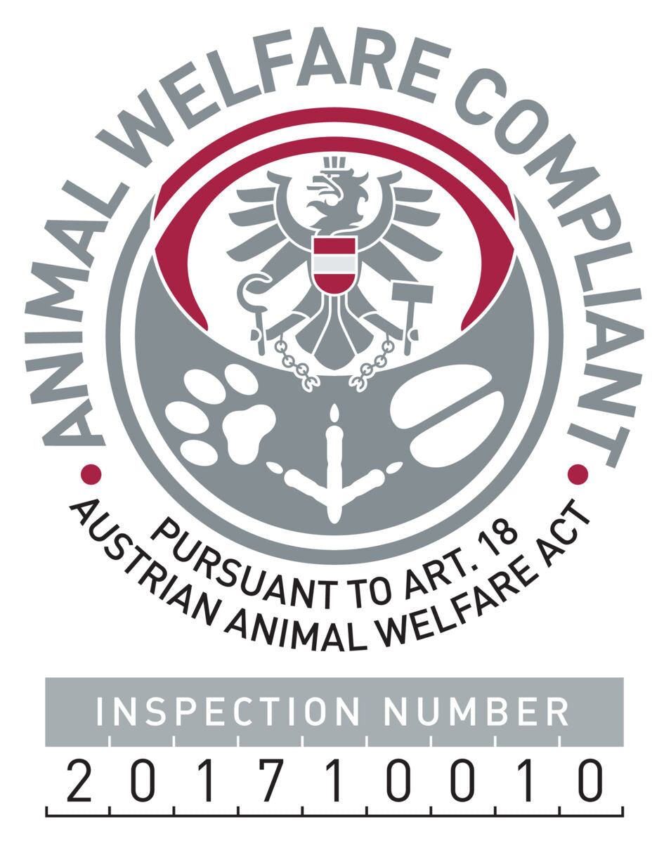 Graues und rotes Siegel mit Adler, Tatzenabdrücken und Text: "ANIMAL WELFARE COMPLIANT" und "INSPECTION NUMBER 201710010".