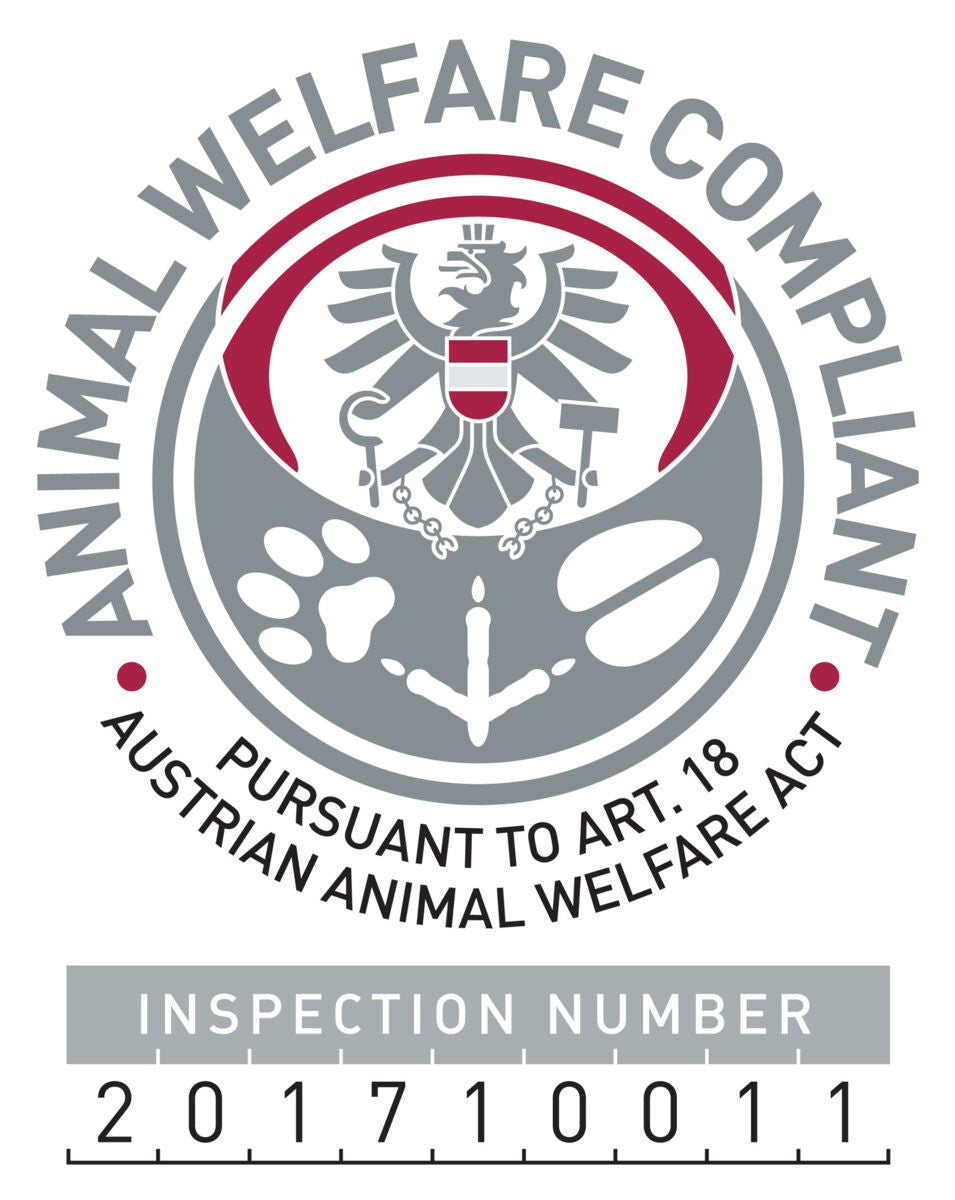 Emblem mit einem Adler, Tatzenabdrücken und der Aufschrift "Animal Welfare Compliant" und "Inspection Number 201710011".