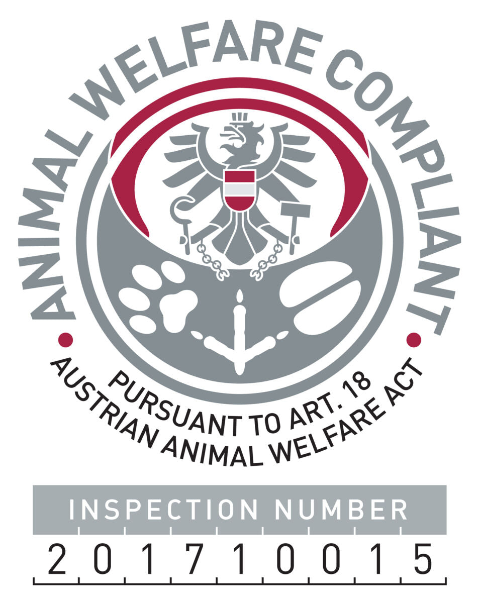 Graues und rotes Siegel mit Adler, Tatze, Hufeisen, EU-Sternen und Text "ANIMAL WELFARE COMPLIANT", Inspektionsnummer 201710015.