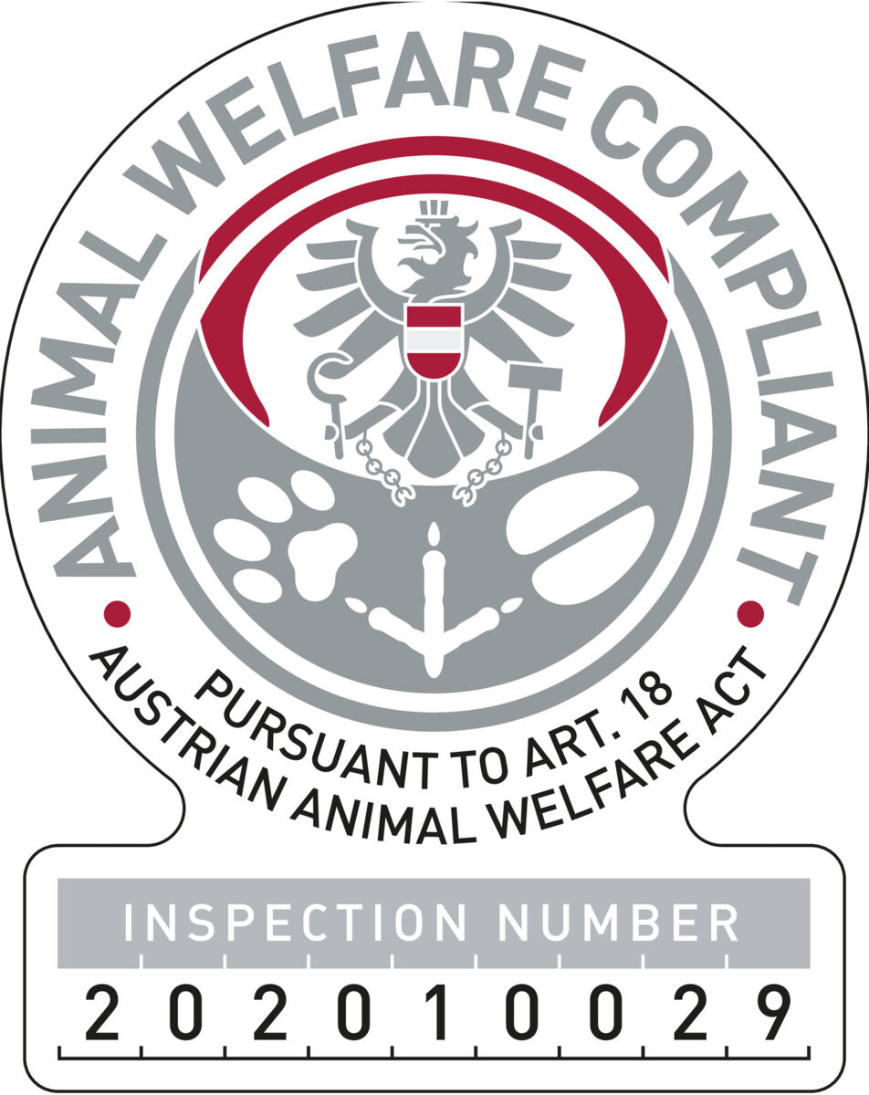 Siegel mit Adler und Text "ANIMAL WELFARE COMPLIANT" in Grau und Rot, darunter Inspektionsnummer 202010029.