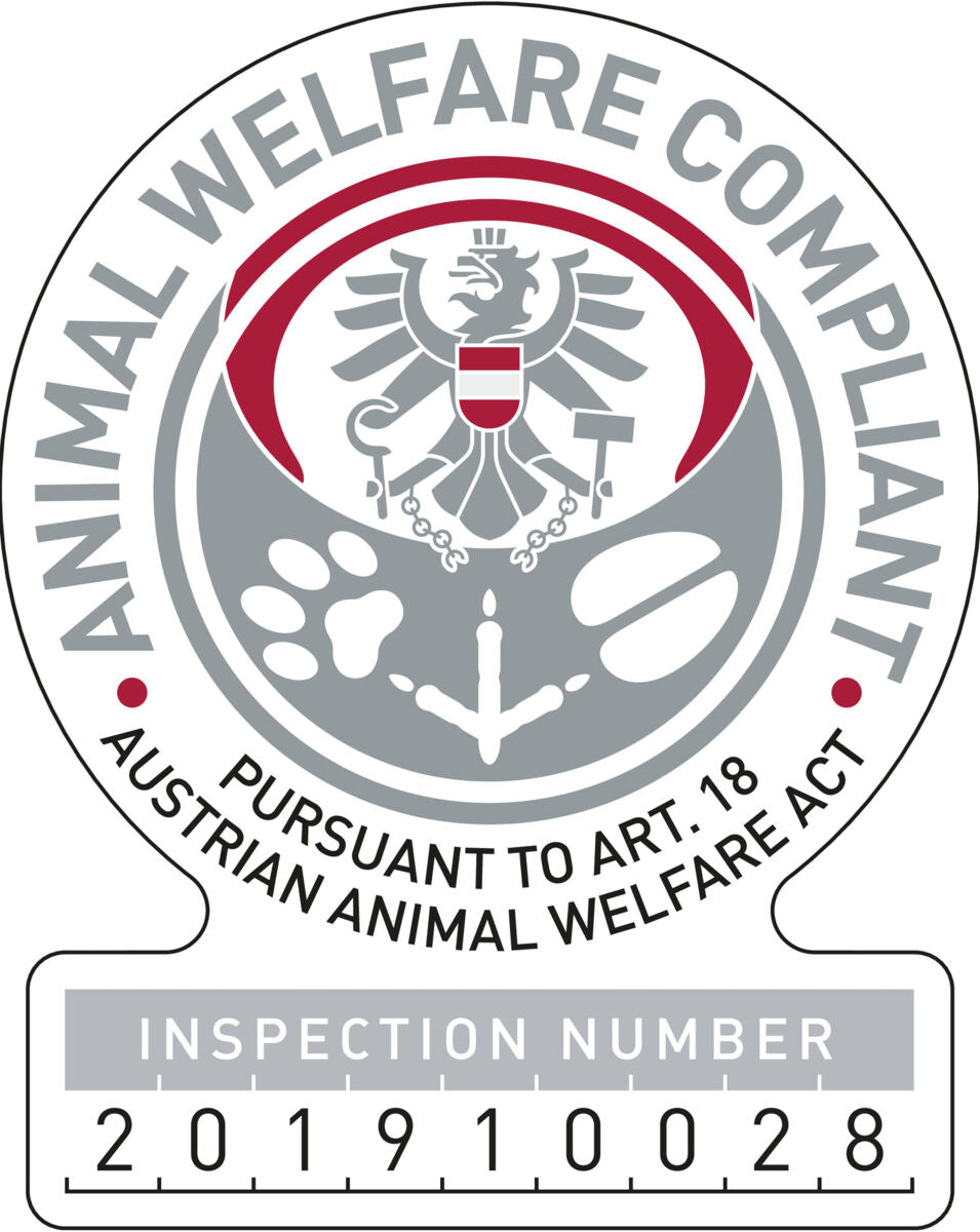 Ein Siegel mit Adler, Tatzen, Fischen und dem Text "Animal Welfare Compliant - Inspection Number 201910028".