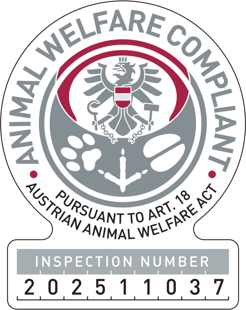 Tierschutzzeichen mit Adler, Tatzenabdrücken und Text „PURSUANT TO ART.18 AUSTRIAN ANIMAL WELFARE ACT“, Inspektionsnummer 202511037.