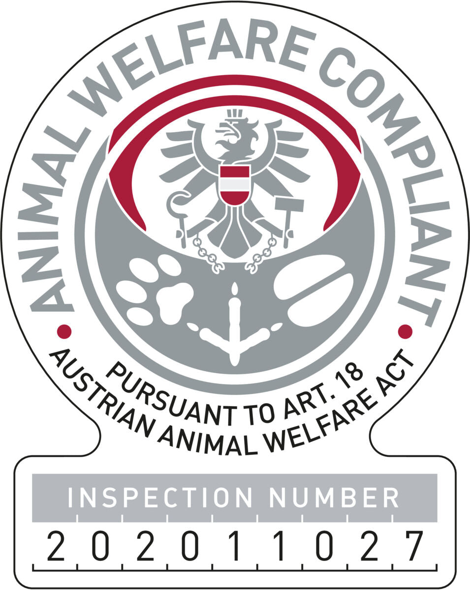 Rundes Emblem mit einem Adler, Tatzenabdrücken und einem Anker, Text: "ANIMAL WELFARE COMPLIANT" und "INSPECTION NUMBER 202011027".