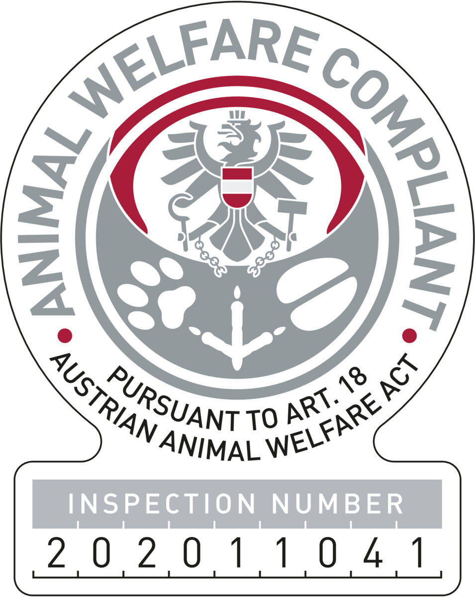 Siegel mit Text "Animal Welfare Compliant" und Inspektionsnummer 202011041, zeigt ein Wappen mit Rot, Grau und Weiß.