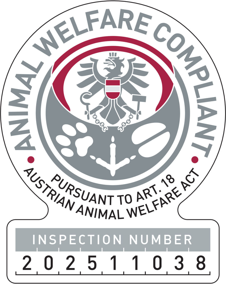 Das Bild zeigt ein Siegel mit dem Text "ANIMAL WELFARE COMPLIANT" und einer Inspektionsnummer 202511038.