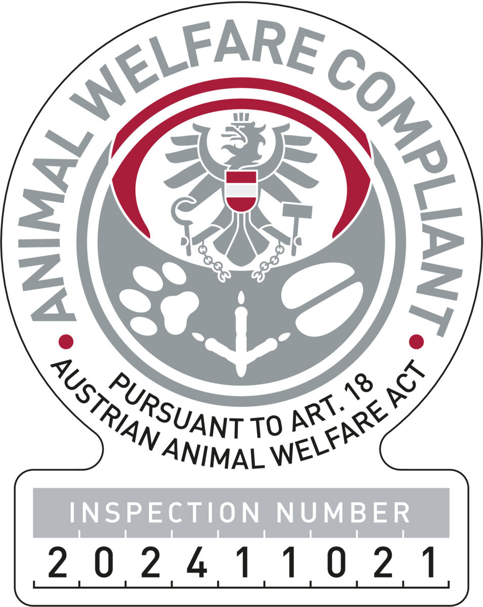 Abzeichen mit österreichischem Wappen, Text "Animal Welfare Compliant" und "Inspection Number 202411021" in Grau und Rot.