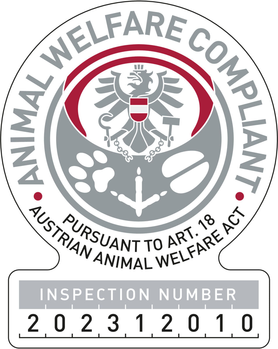 Abzeichen mit Adler und Text "ANIMAL WELFARE COMPLIANT" sowie "PURSUANT TO ART. 18 AUSTRIAN ANIMAL WELFARE ACT". Inspektionsnummer: 202312010.