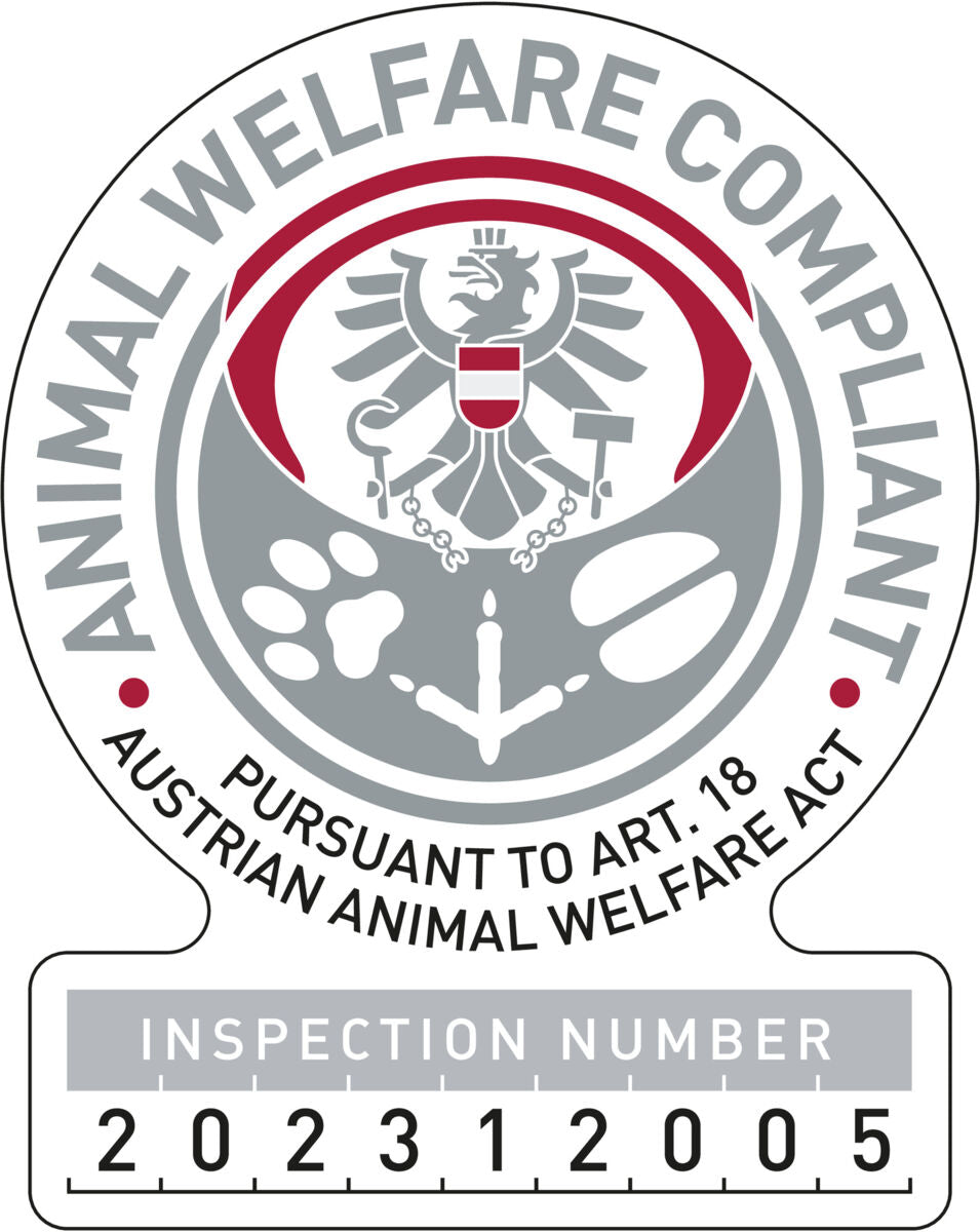 Rundes Emblem mit der Aufschrift "Animal Welfare Compliant" und Text "Pursuant to Art. 18 Austrian Animal Welfare Act" sowie Inspektionsnummer 202312005.
