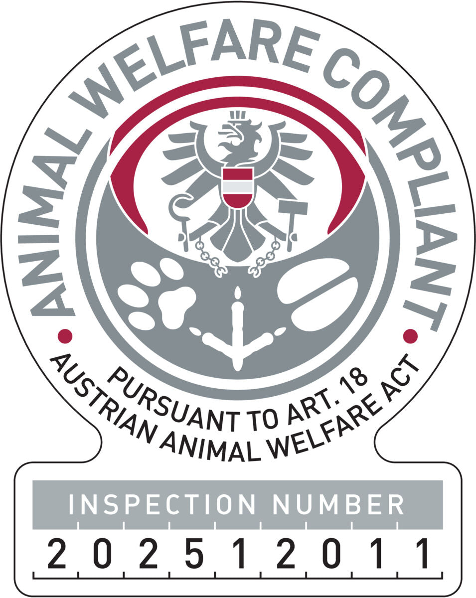 Abzeichen mit dem Text "ANIMAL WELFARE COMPLIANT" und Inspektionsnummer "202512011" um ein österreichisches Emblem.