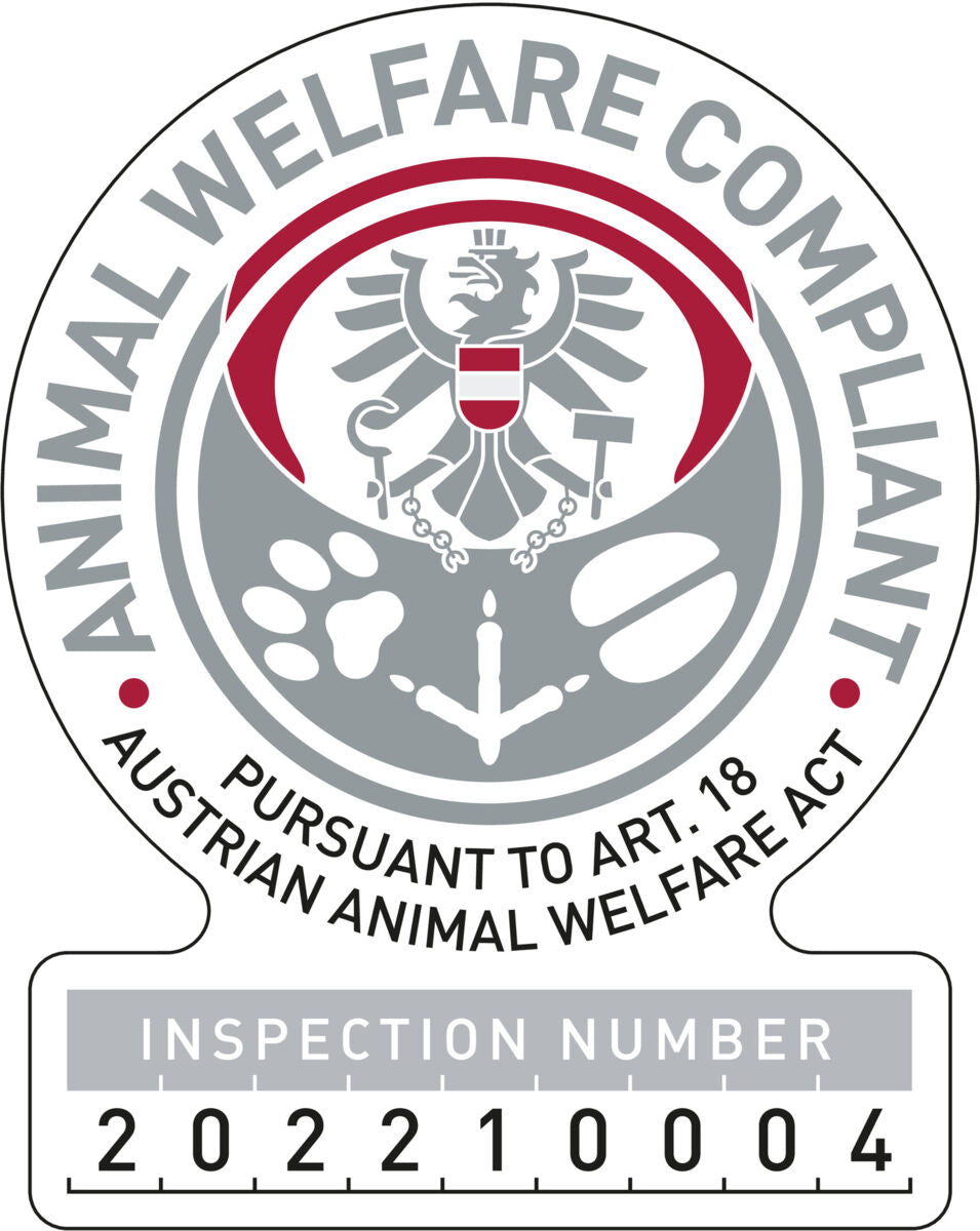 Siegel mit Adler, Pfotenabdrücken und Text "Animal Welfare Compliant, Pursuant to Art.18 Austrian Animal Welfare Act" sowie Inspektionsnummer 202210004.