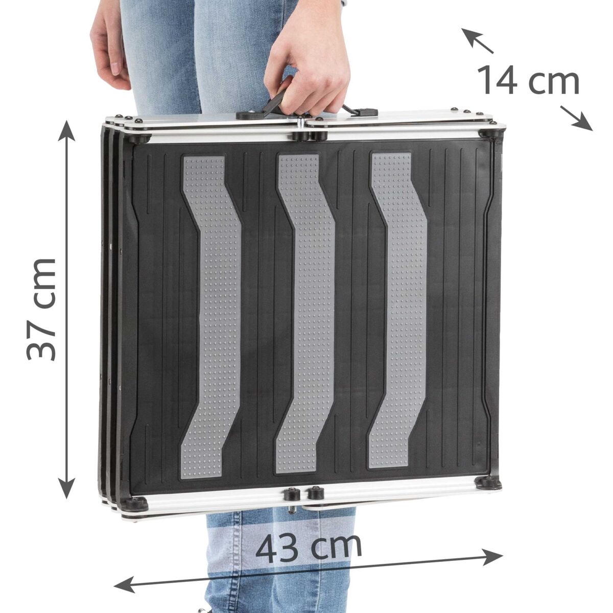 Eine Person hält eine zusammenklappbare schwarze Rampe mit grauen Streifen, angezeigt werden die Maße 37 cm, 43 cm und 14 cm.