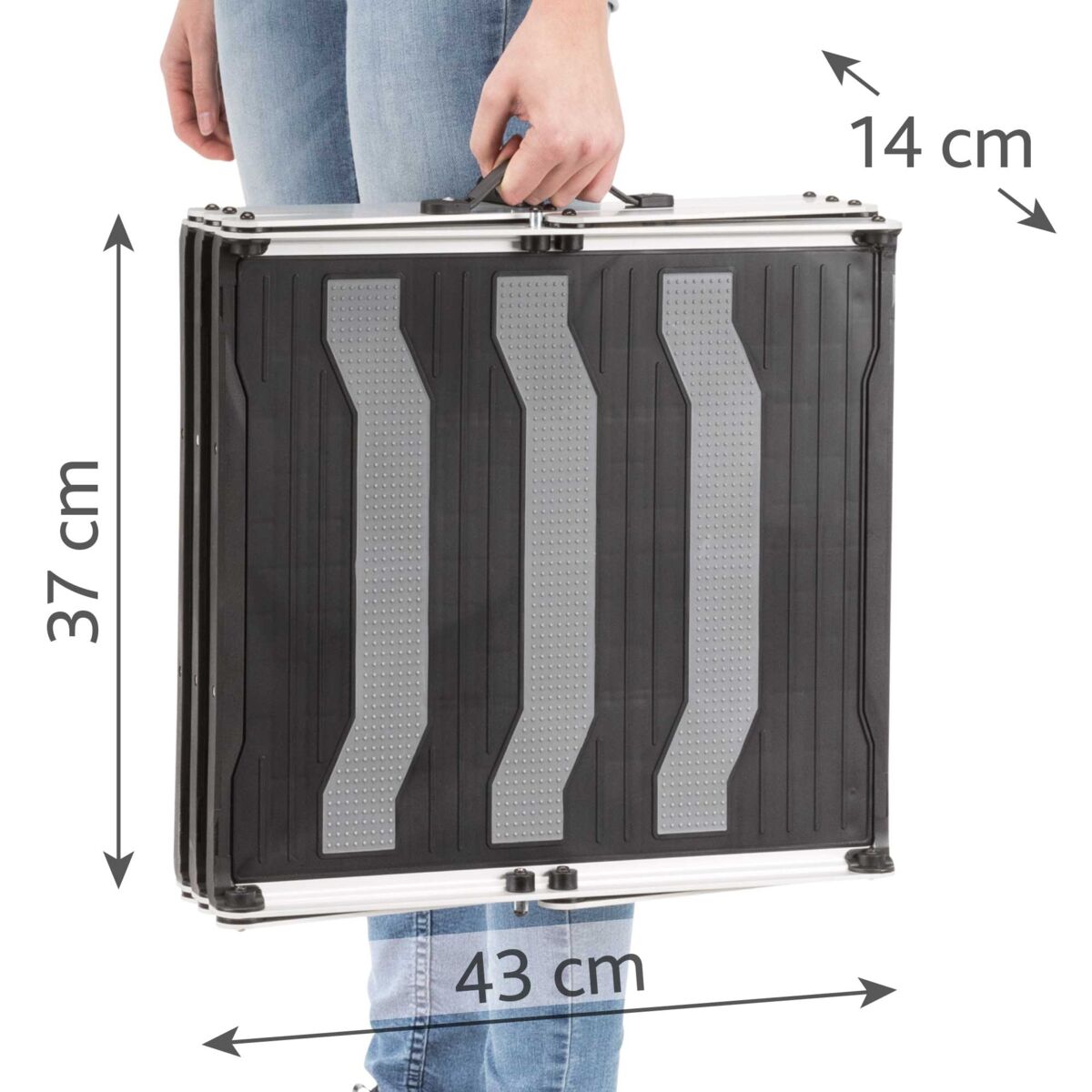 Eine Person hält eine zusammenklappbare schwarze Rampe mit grauen Streifen, angezeigt werden die Maße 37 cm, 43 cm und 14 cm.