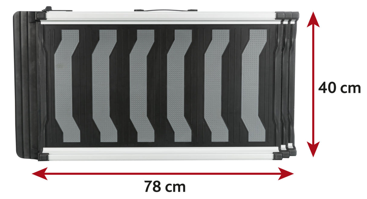 Schwarze und graue klappbare Rampe mit einer Länge von 78 cm und einer Breite von 40 cm.