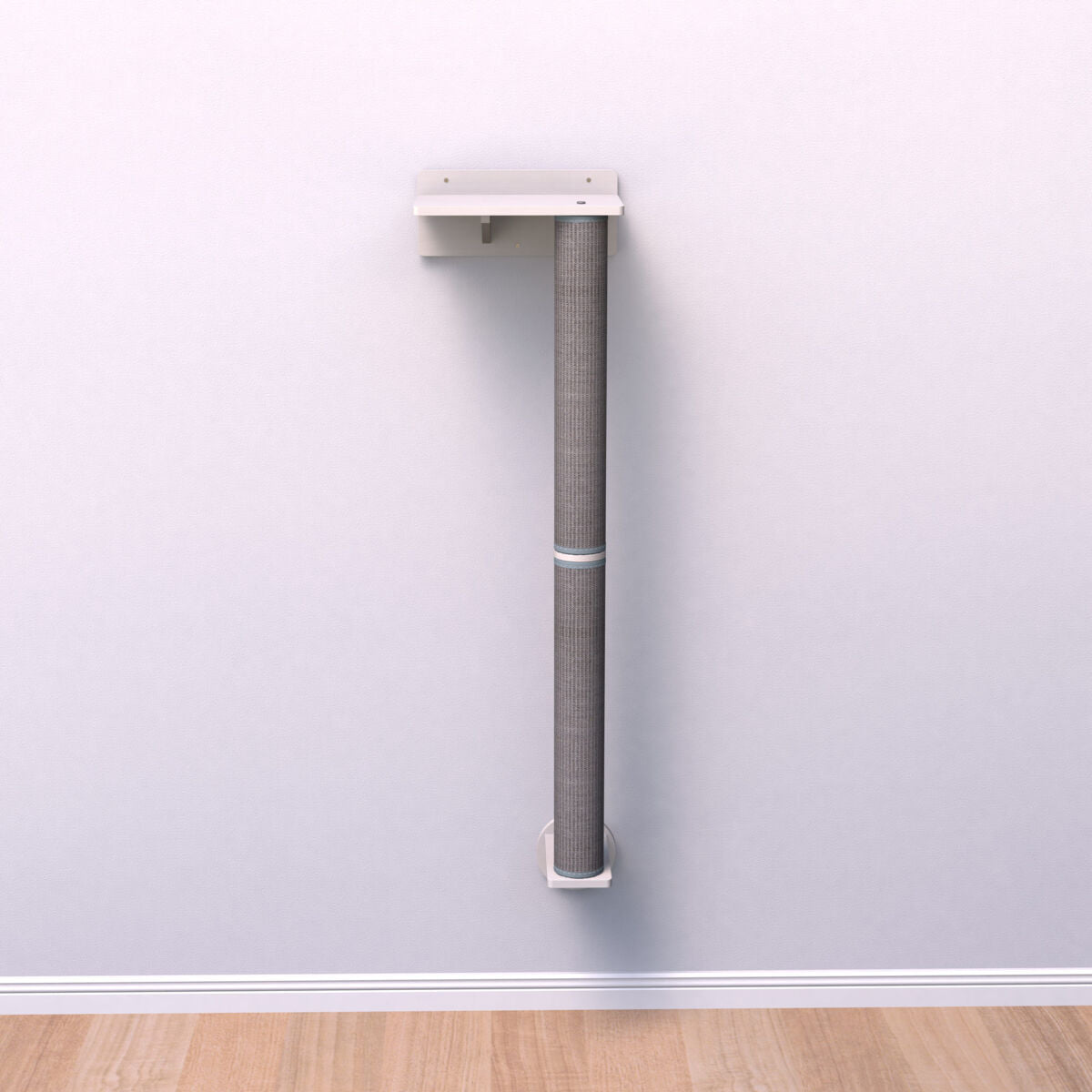 An der Wand montierte Kratzsäule mit heller Ablagefläche oben und kleinem Fuß am Boden in hellem Raum.