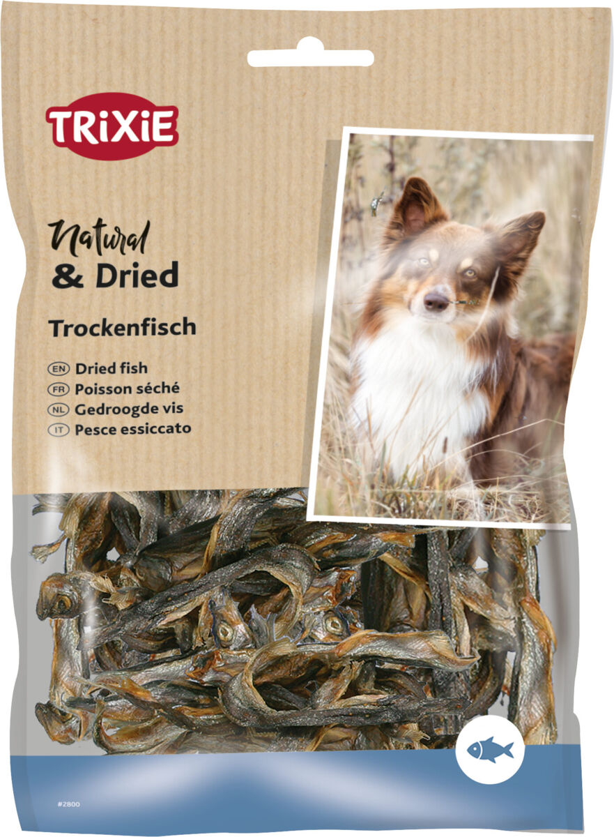 Packung mit getrocknetem Fisch von Trixie, links Text in mehreren Sprachen, rechts Bild eines Hundes im Gras.