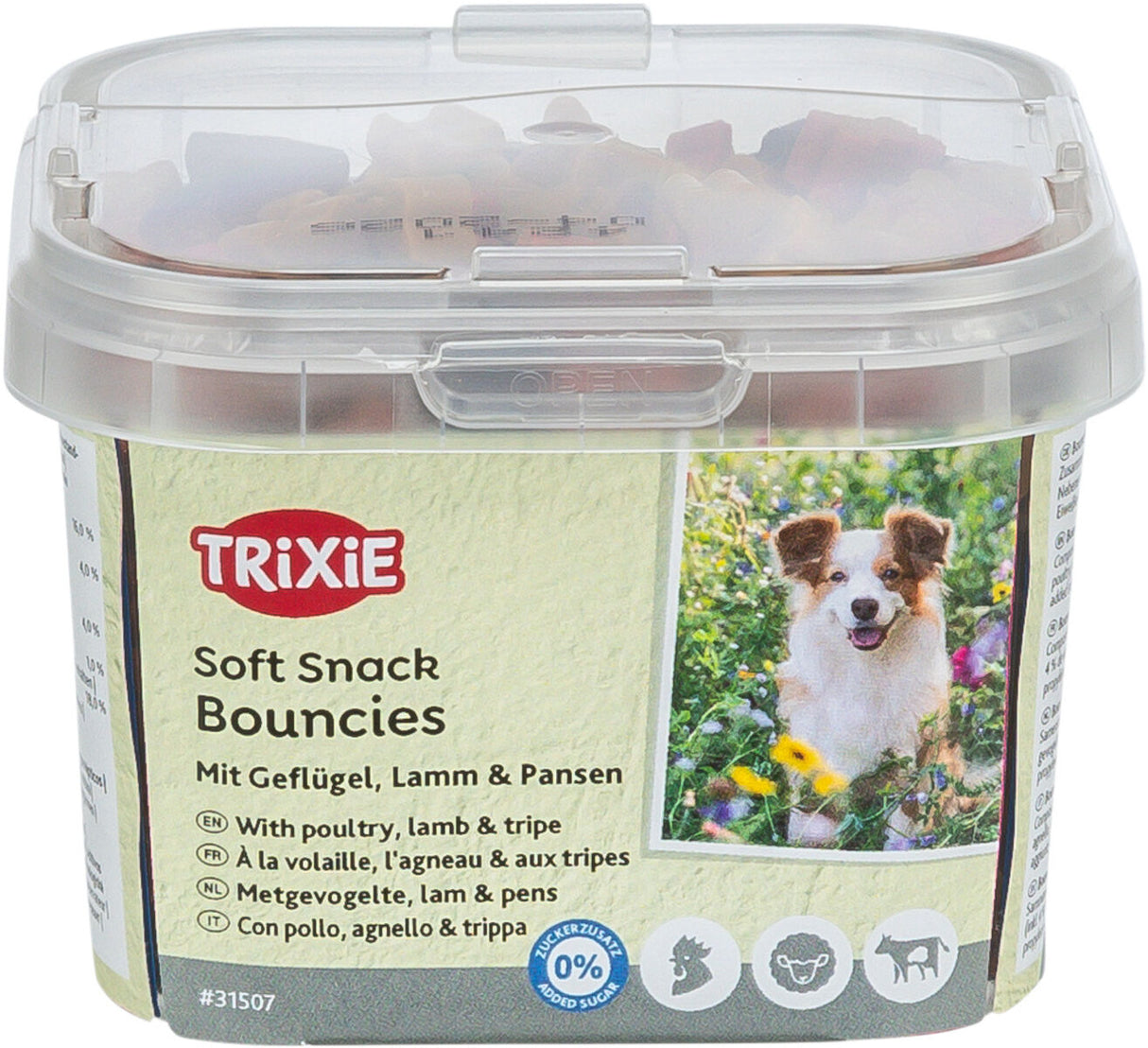 Trixie-Behälter mit Soft Snacks Bouncies für Hunde, mit Geflügel, Lamm und Pansen, zeigt fröhlichen Hund.