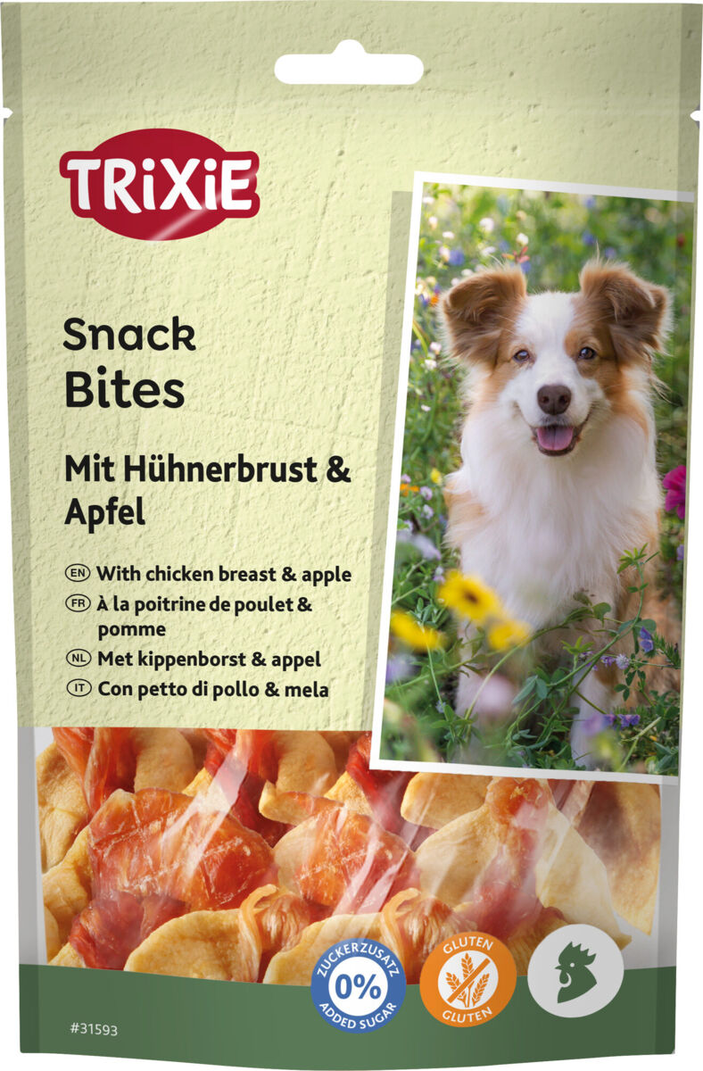 Hundesnack-Verpackung mit Hühnerbrust und Apfel, Abbildung eines Hundes auf Wiese, Text in mehreren Sprachen.
