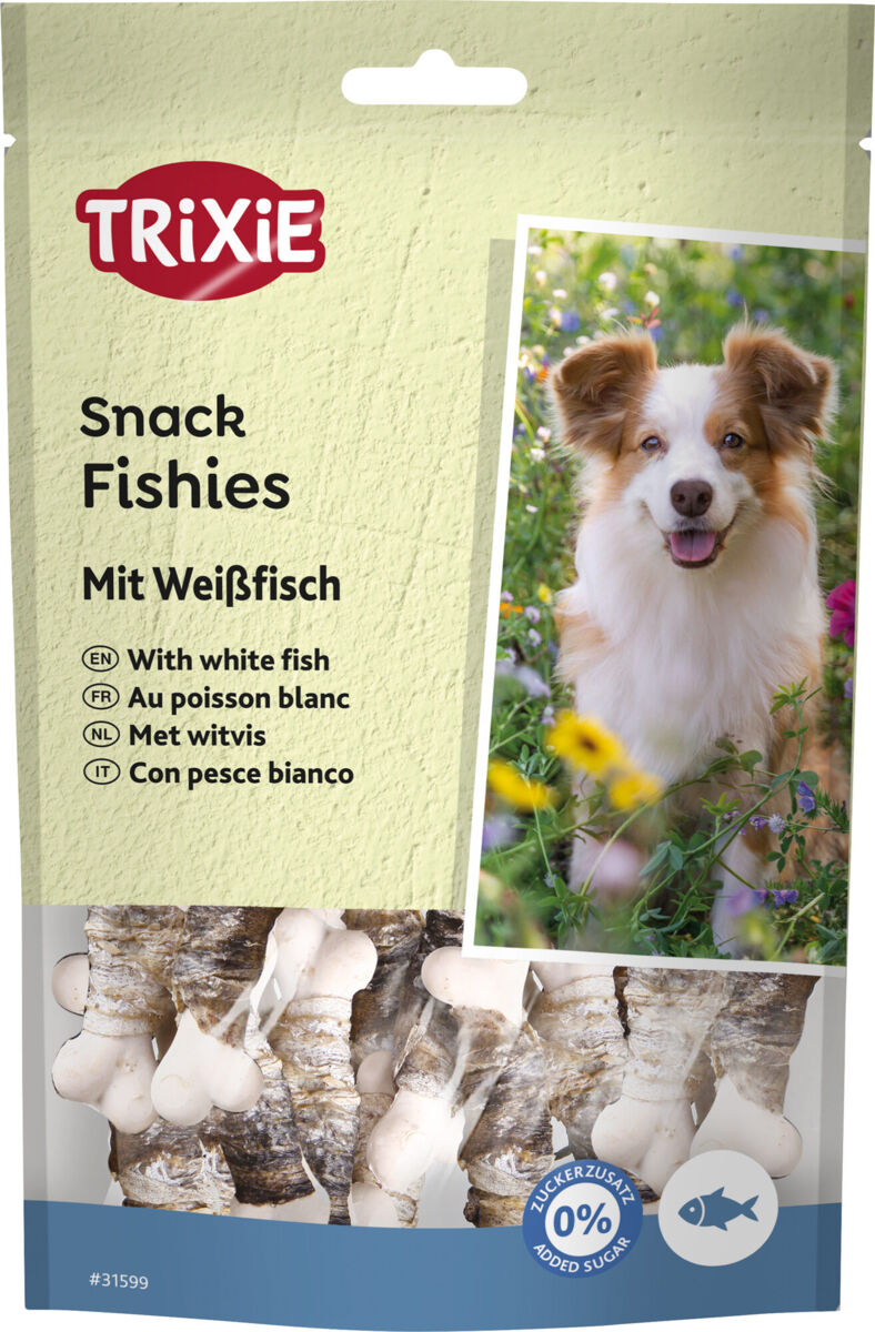 Eine beige Verpackung mit der Aufschrift "TRiXiE Snack Fishies mit Weißfisch" und Bild eines lächelnden Hundes.