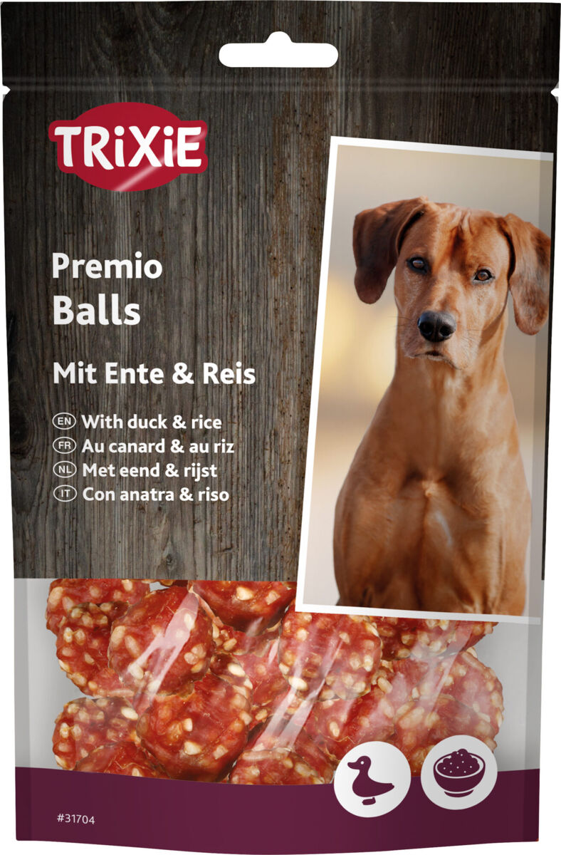 Hundefutter-Verpackung mit Bild eines Hundes, Text "TRIXIE Premio Balls mit Ente & Reis", rote Snack-Kugeln sichtbar.