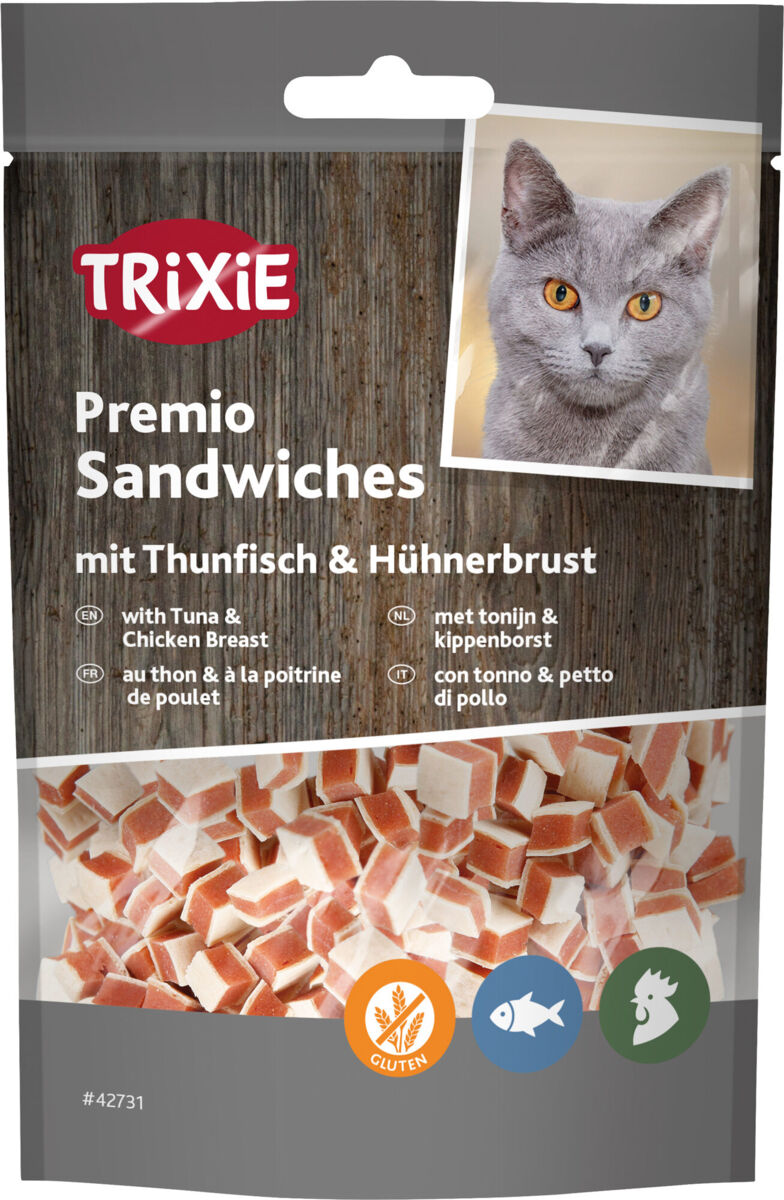 Verpackung von Trixie Premio Sandwiches mit Thunfisch und Hühnerbrust, graue Katze auf Holzhintergrund abgebildet.