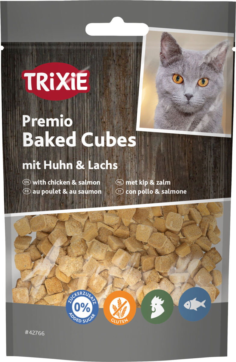 Verpackung mit der Aufschrift „Trixie Premio Baked Cubes mit Huhn & Lachs” und einem Bild einer grauhaarigen Katze.