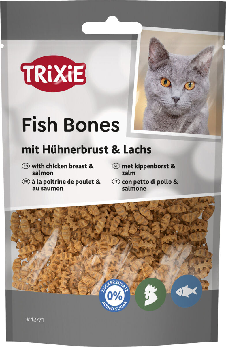 Eine Verpackung von "Trixie Fish Bones" für Katzen mit Hühnerbrust und Lachs, keine Zuckerzusätze.
