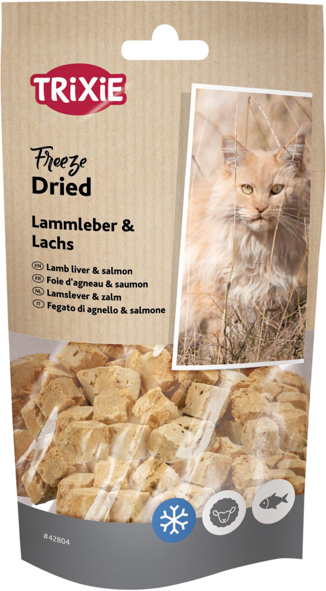 Eine Verpackung mit gefriergetrockneten Lammleber- und Lachswürfeln von Trixie, dekoriert mit einem Bild einer Katze.