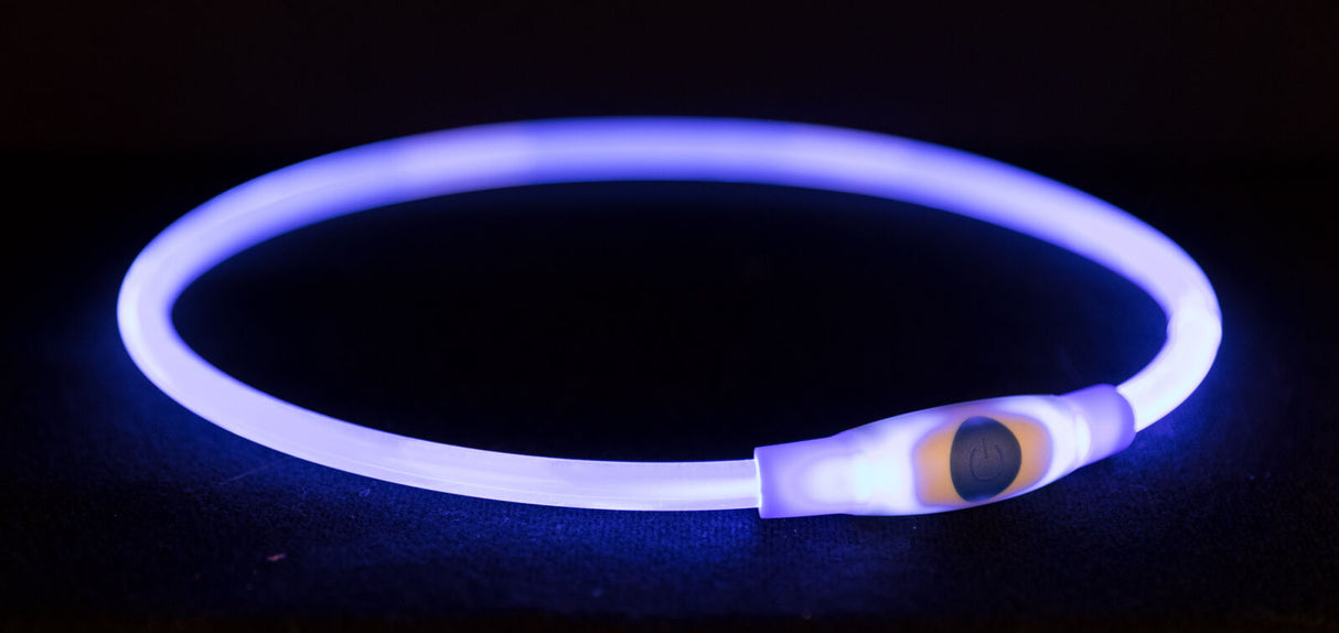 Leuchtendes blaues Halsband mit rundem Design auf schwarzem Hintergrund.