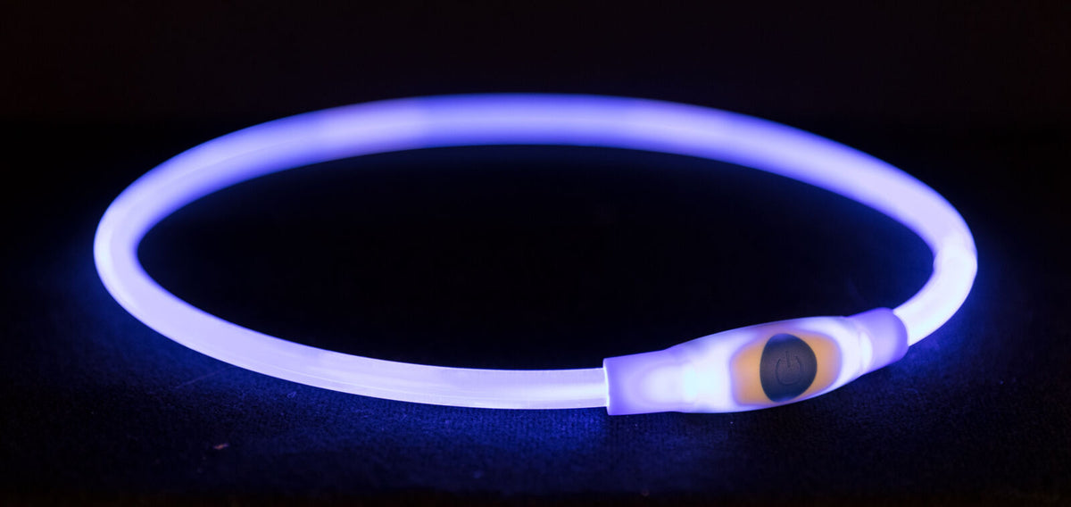 Leuchtendes blaues Halsband mit rundem Design auf schwarzem Hintergrund.