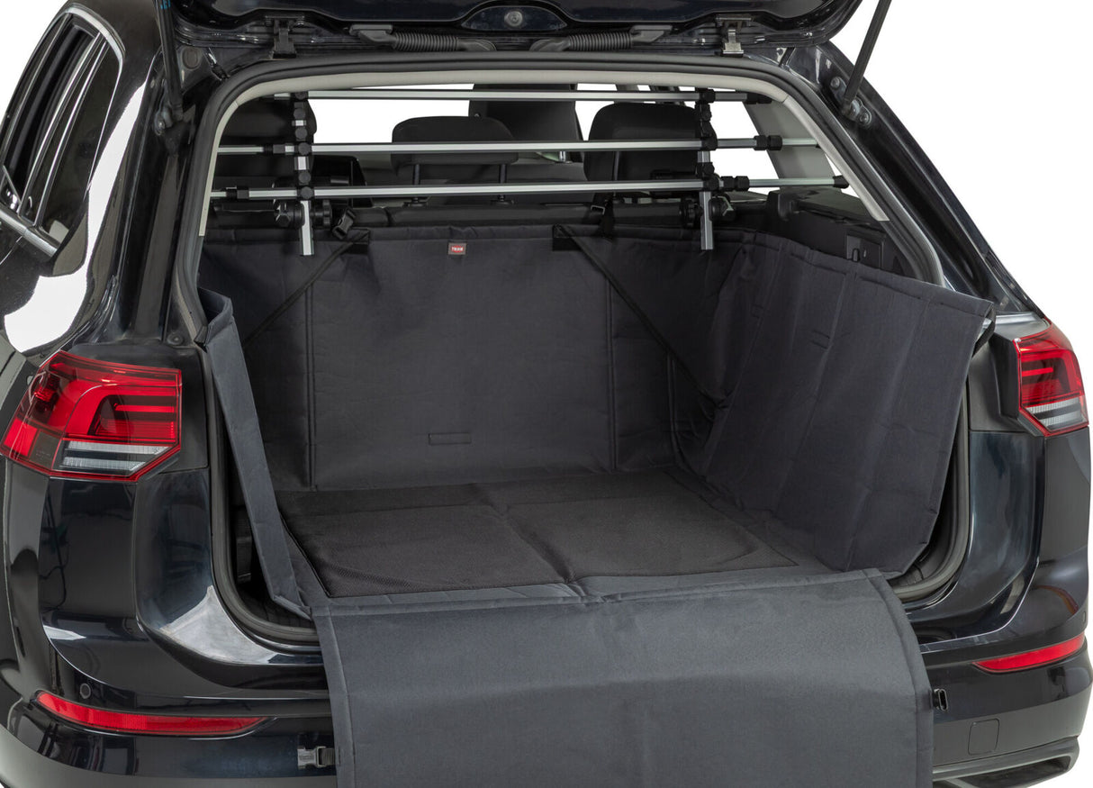 Der Kofferraum eines Autos ist mit einer schwarzen Schutzmatte ausgekleidet.