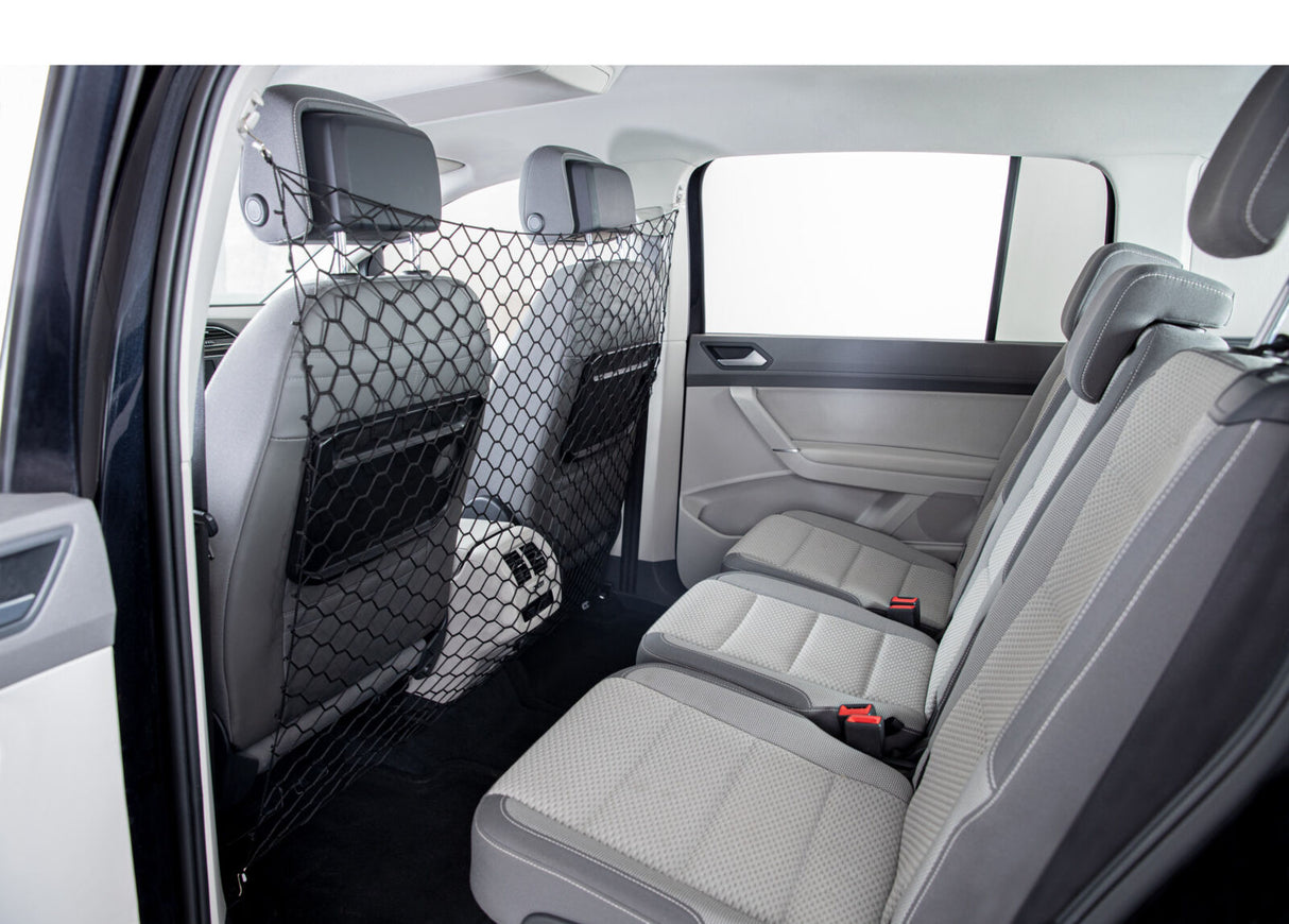 Auto-Innenraum mit grauen Sitzen, schwarzem Trenngitter hinter den Vordersitzen, drei Sitzplätzen im Fond.