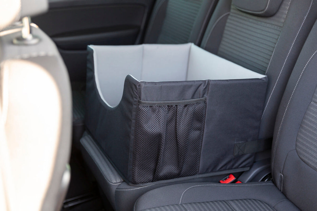 Schwarzer Autositzeinsatz mit grauer Innenverkleidung auf Rücksitz, mit Netztasche an der Seite.