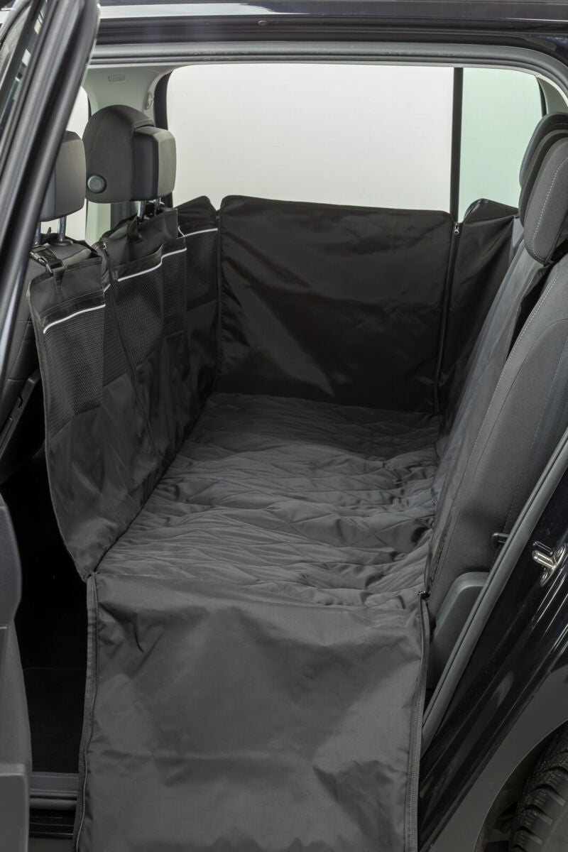 Schwarze Autoschondecke auf Rückbank eines offenen Fahrzeugs sichtbar.