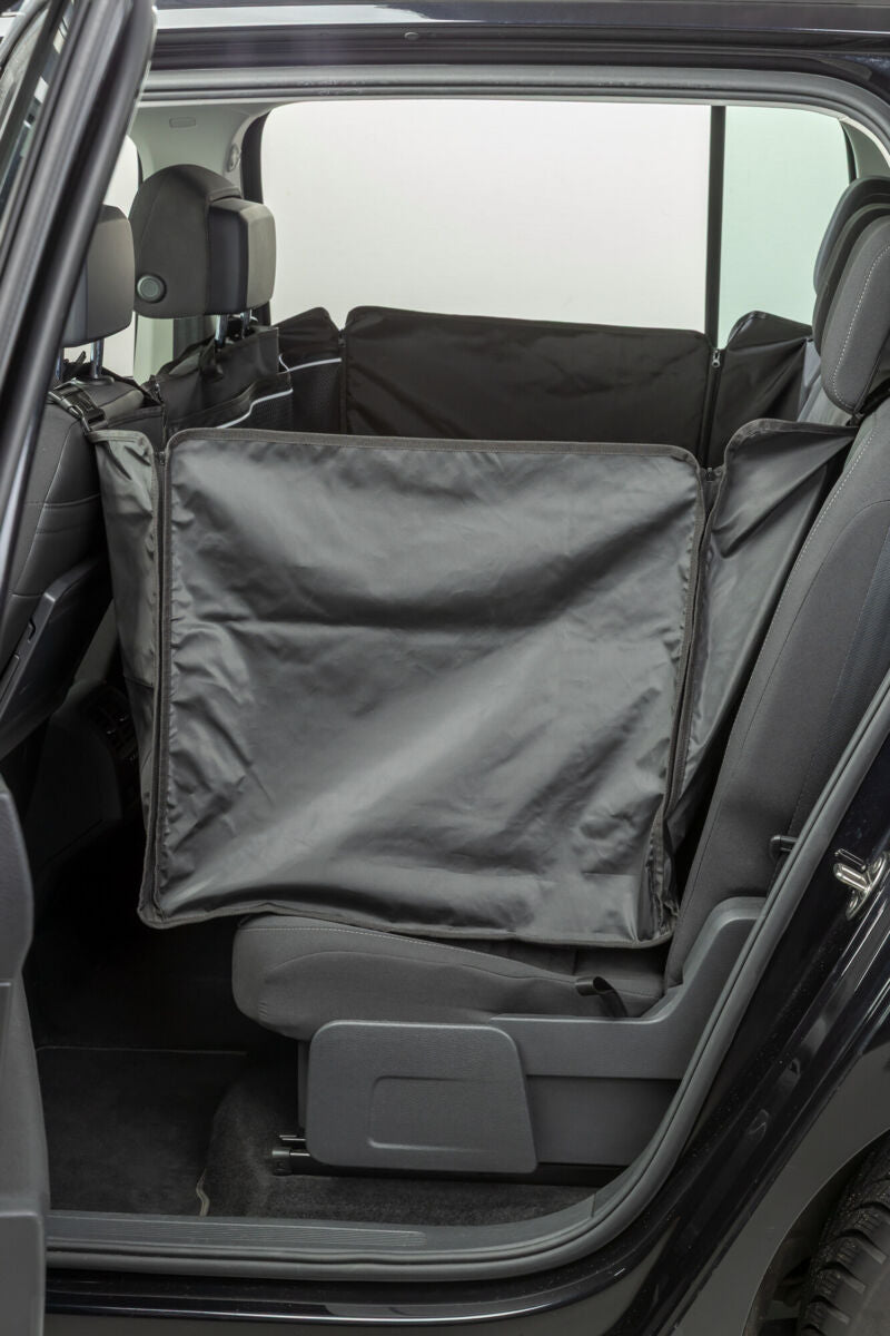 Schwarzer Autositzschutz im hinteren Innenraum eines Fahrzeugs.