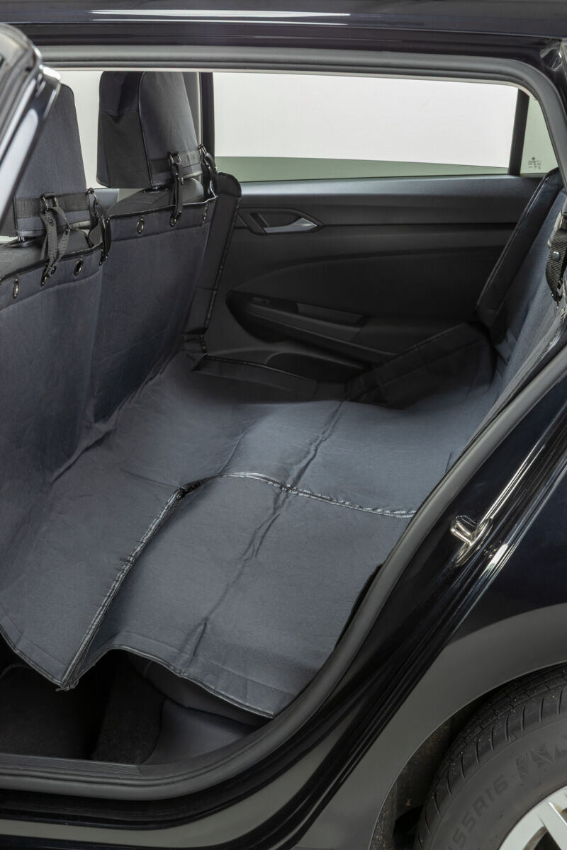 Schwarze Autoschondecke bedeckt die Rückbank eines Autos.