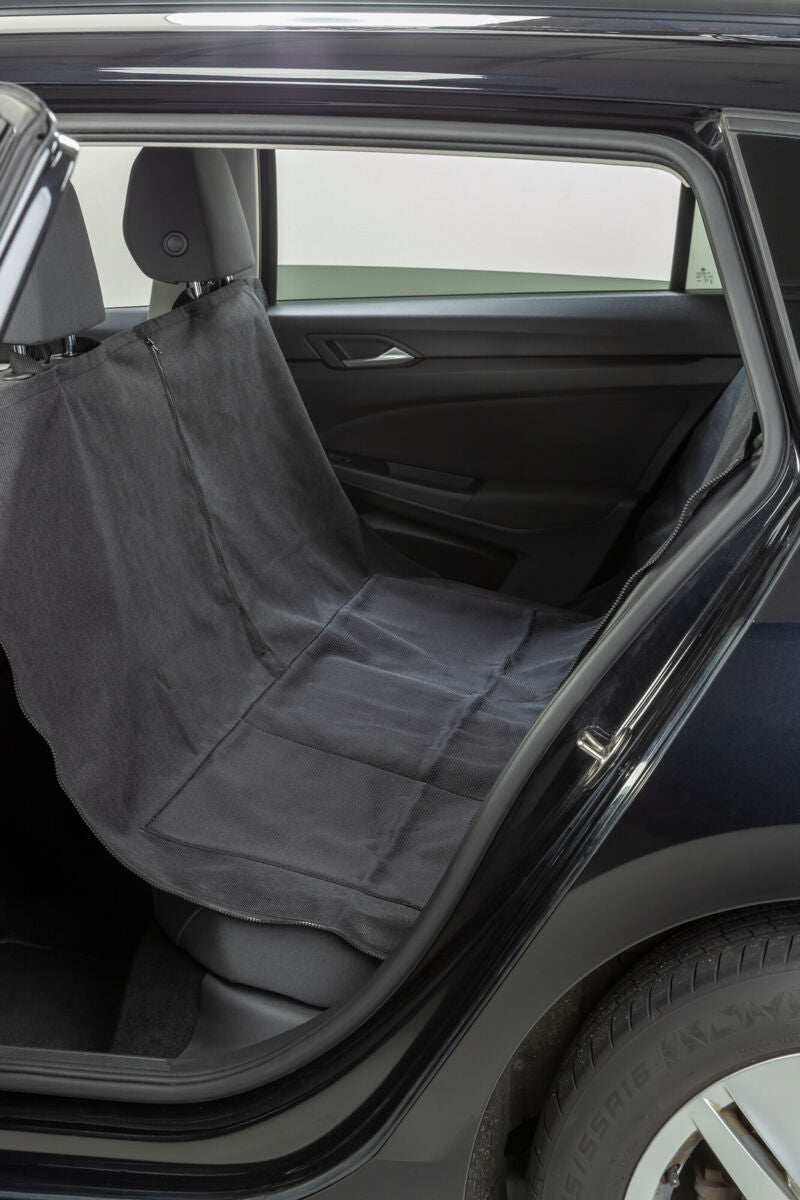 Schwarze Autoschondecke auf Rücksitz eines Autos, sichtbar durch geöffnete Autotür.