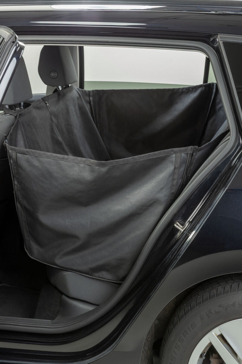 Schwarze Autoschondecke ist auf der Rückbank eines geöffneten Autotürs sichtbar.