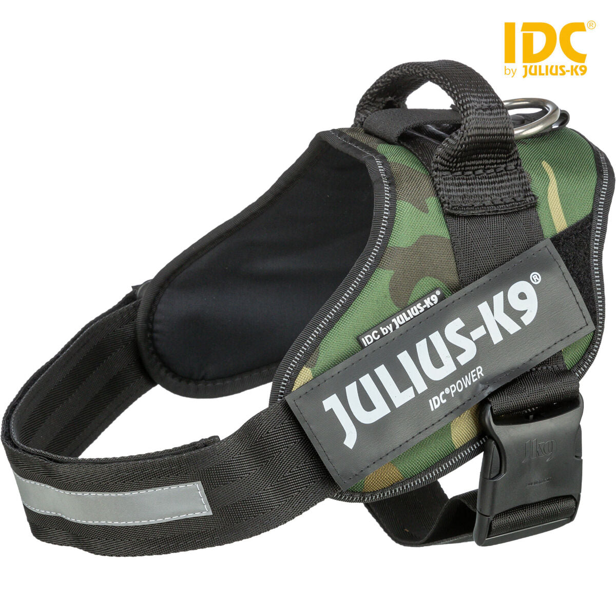 Hundegeschirr in Tarnfarben mit schwarzen Riemen und silbernem Verschluss, mit der Aufschrift "Julius-K9" an der Seite.