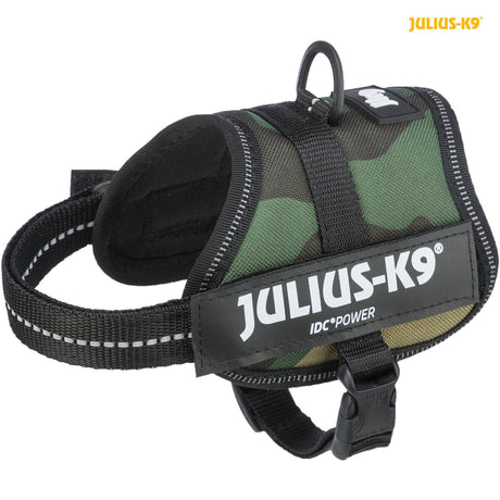 Hundegeschirr in Tarnfarben mit Klettverschluss und D-Ring, Markenlogo "JULIUS-K9" sichtbar.
