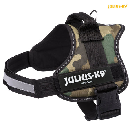 Tarnmuster-Hundegeschirr mit schwarzer Polsterung und reflektierendem Streifen, Markierung "Julius-K9" sichtbar.