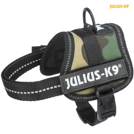 Hundegeschirr in Tarnfarben mit schwarzem Rand, reflektierenden Streifen und sichtbarem Julius-K9-Logo.