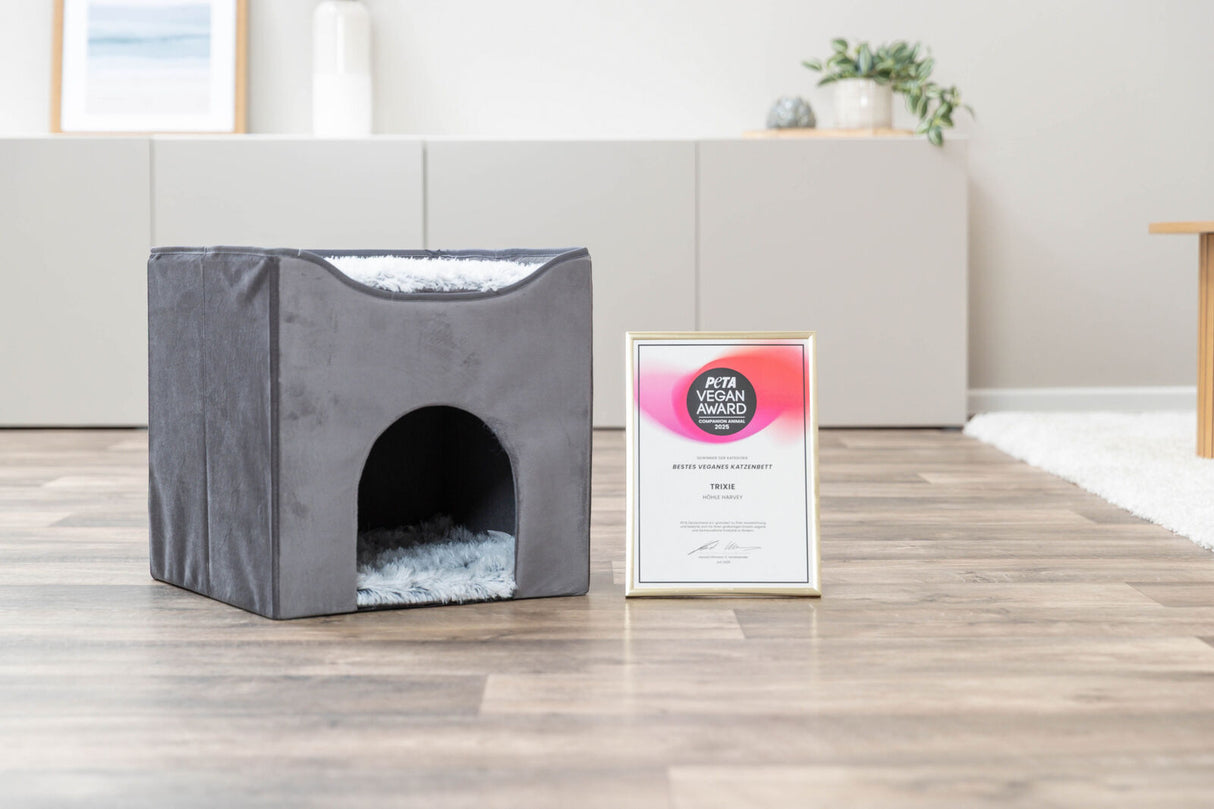 Graue Höhle mit flauschigem Innenbereich und PETA Vegan Award auf Holzboden.