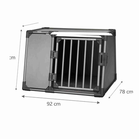 Silberfarbener, trapezförmiger Transportkäfig mit Gittertür, 92 cm breit, 78 cm tief, Maße seitlich beschrieben.
