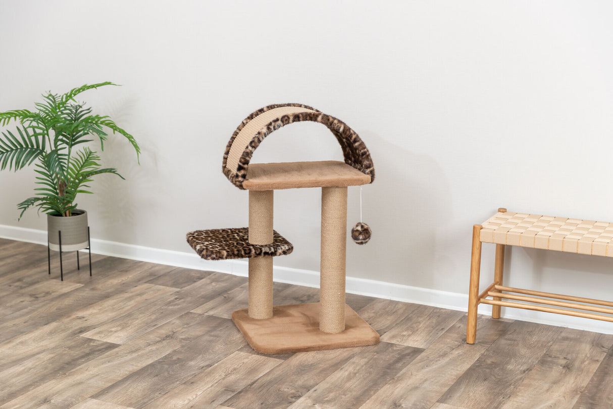 Katzenbaum mit beigen Plattformen, leopardengemusterten Details und Spielball steht auf Holzfußboden.