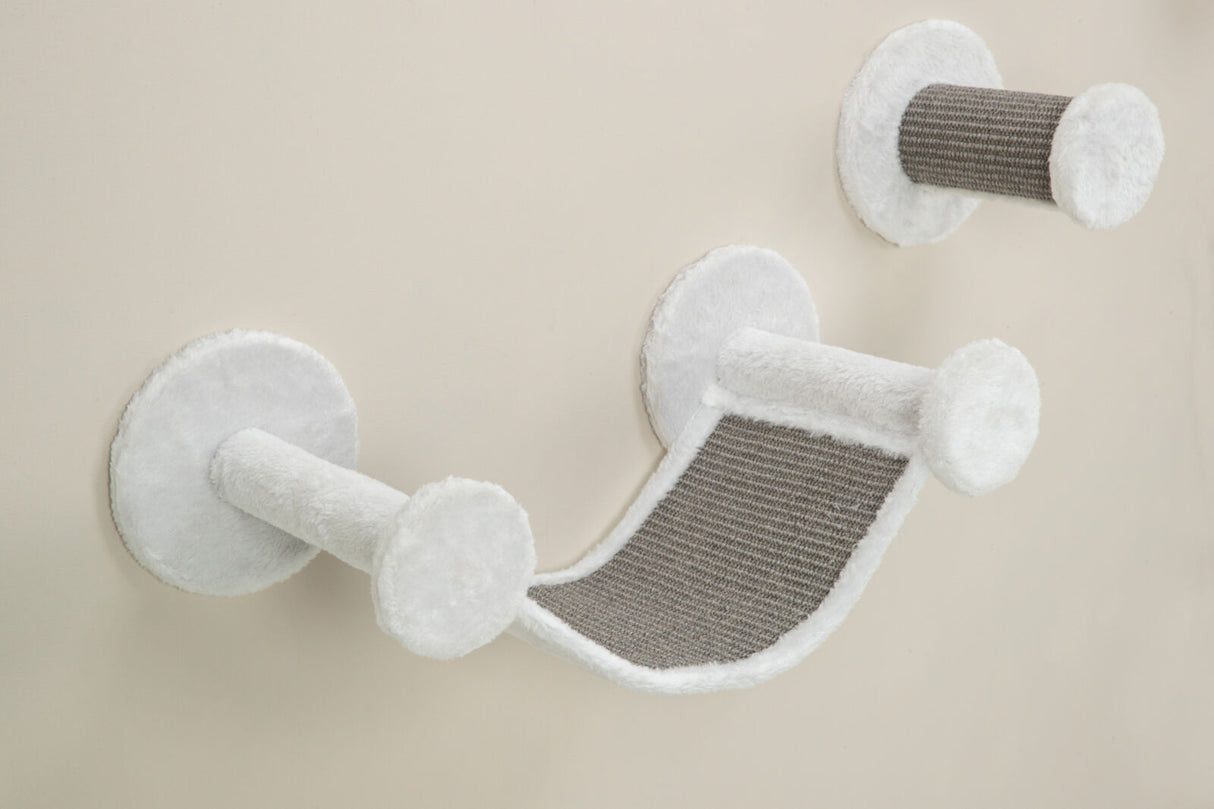 Weiße und graue Wandbefestigung mit drei Plattformen und texturiertem Material, an einer hellen Wand.