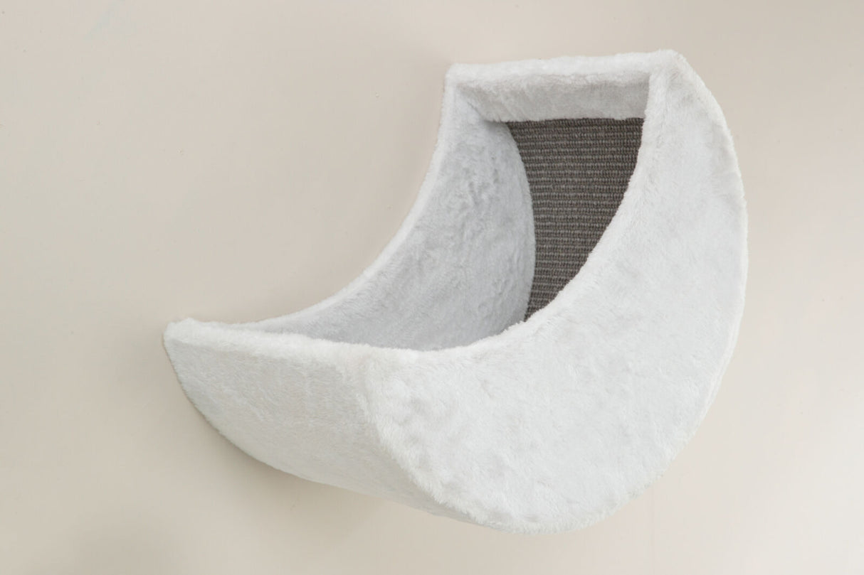 Weiße, halbmondförmige Höhle mit weicher Oberfläche und grauem Innenteil, montiert an einer hellen Wand.